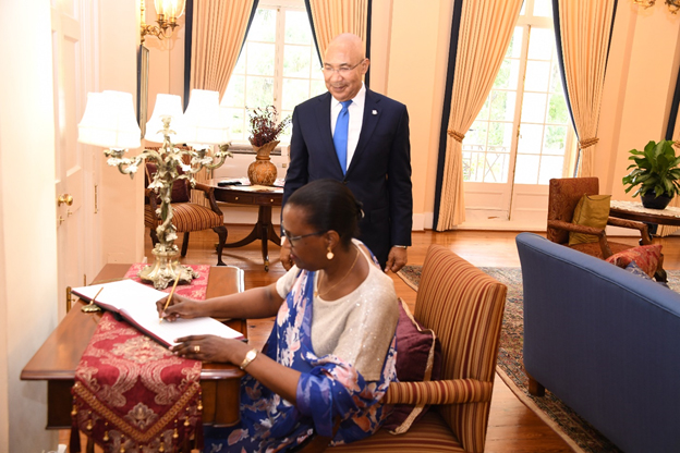 Rwandan High Commissioner Presents Credential to GG